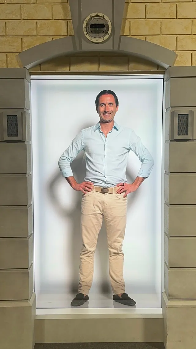 Dr. Mark van Rijmenam as a life-size hologram inside a hologram booth