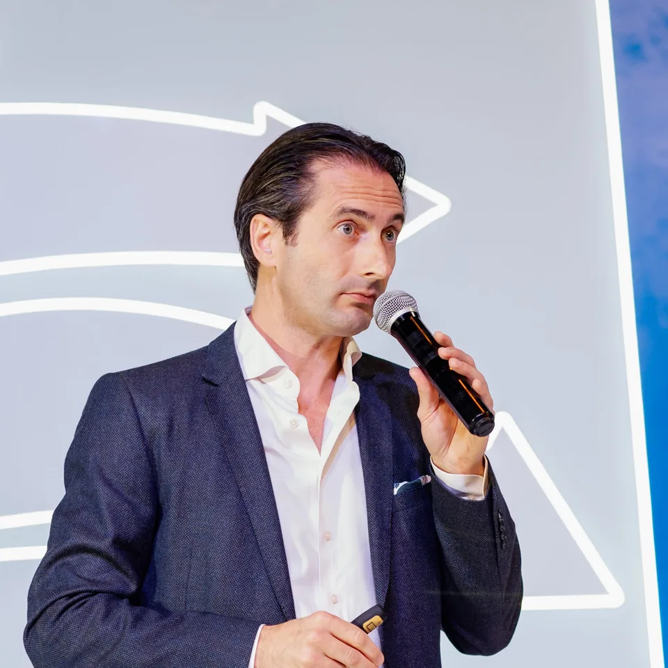 Dr. Mark van Rijmenam giving a keynote on stage