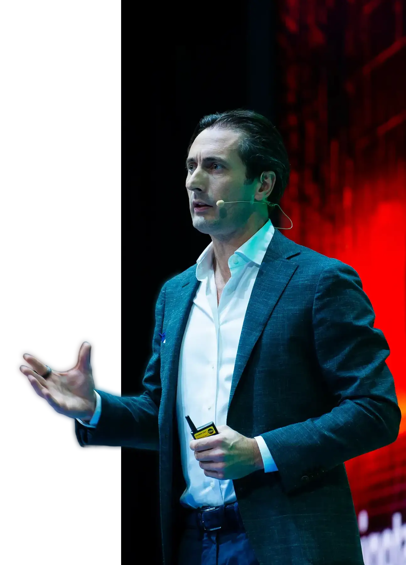 Dr. Mark van Rijmenam delivering a keynote on stage