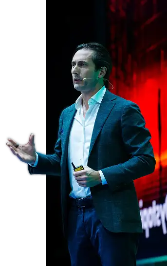 Dr. Mark van Rijmenam delivering a keynote on stage