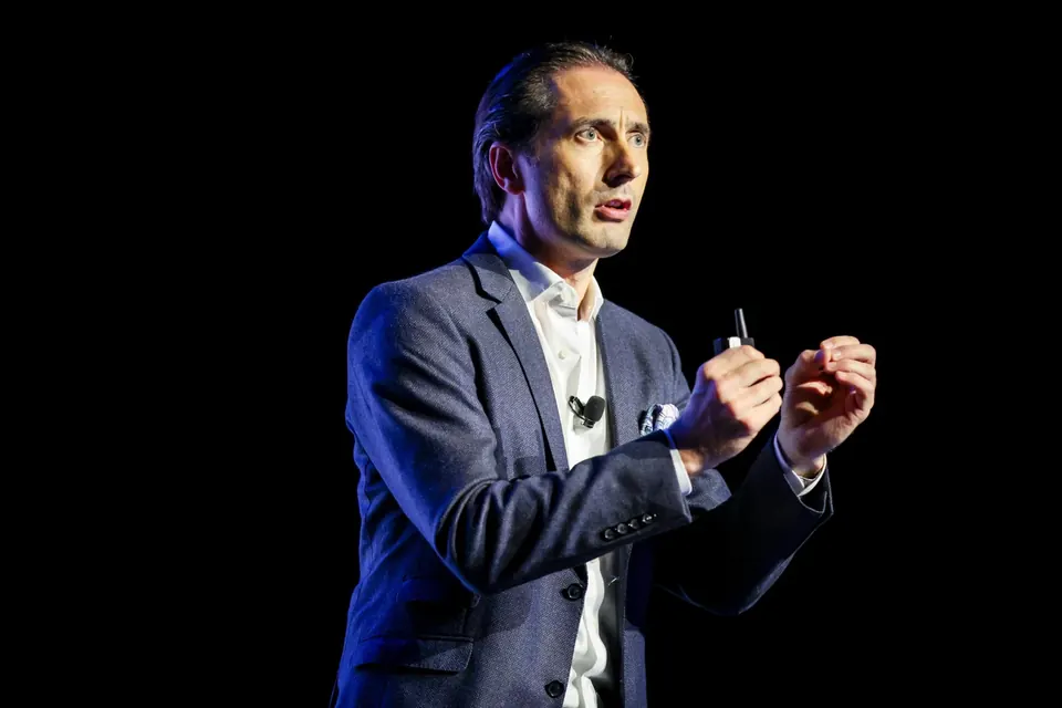 Dr. Mark van Rijmenam giving a keynote on stage