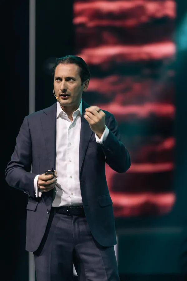 holographic-communication-futurist-speaker-futurist-innovation-speaker-Mark-van-Rijmenam